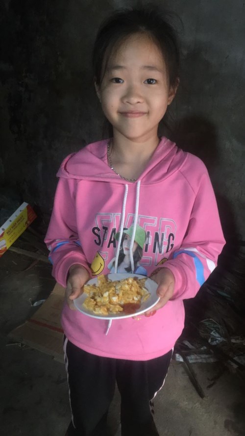 Bạn nhỏ Lương Minh Châu mang đến cuộc thi món Trứng rán thơm ngon của mình