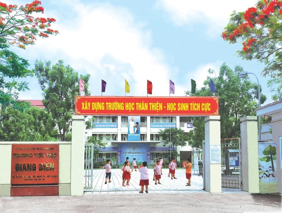 Hoạt động giữ vệ sinh trường lớp của thầy và trò trường Tiểu học Giang Biên