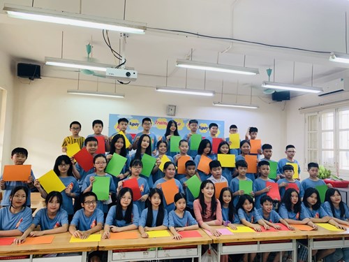 Học sinh khối năm nghẹn ngào ngày chia tay trường Tiểu học Giang Biên.