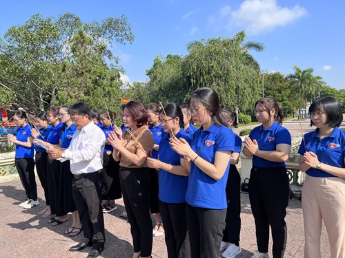 Ban giám hiệu và Chi đoàn Trường Tiểu học Giang Biên làm lễ dâng hương tưởng nhớ  các vị Anh hùng liệt sĩ tại đài tưởng niệm  Phường Giang Biên