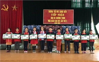 Trường tiểu học Giang Biên tiếp nhận ủng hộ chương trình  Mùa Xuân Cho Em  lần thứ V


