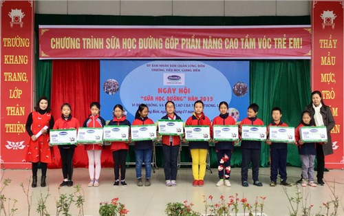
Trường tiểu học Giang Biên  tưng bừng tổ chức   Ngày Hội Sữa Học Đường  Năm 2019 