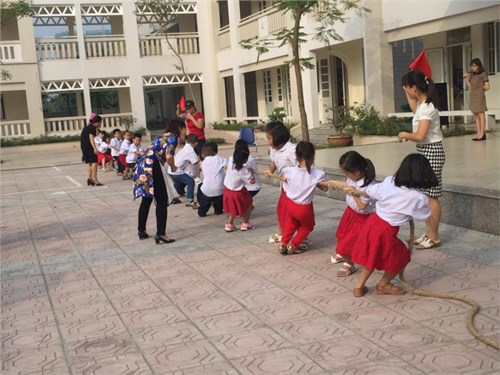 Trường Tiểu học Giang Biên tổ chức hội thi kéo co năm học 2017-2018