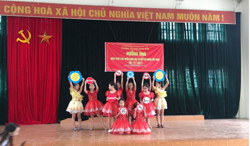 Trường Tiểu học Giang Biên hưởng ứng ngày pháp luật nước CHXHCN Việt Nam năm 2017