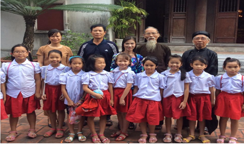 Học sinh trường Tiểu học Giang Biên đi thăm quan di tích lịch sử của Quận Long Biên