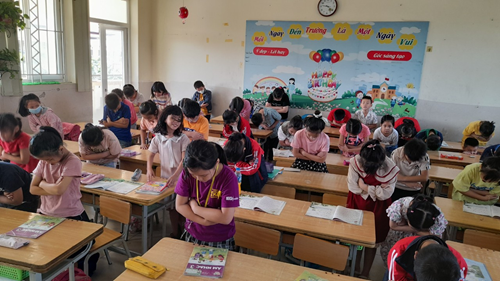 Hưởng ứng phong trào văn hóa “Khoanh tay- Mỉm cười – Cúi chào” của ngành giáo dục và đào tạo quận Long Biên.