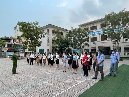 Tập huấn công tác PCCC cho giáo viên, nhân viên tại trường Tiểu học Giang Biên
