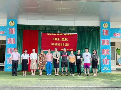 Trường Tiểu học Giang Biên tưng bừng khai mạc các câu lạc bộ hè cho thiếu nhi.