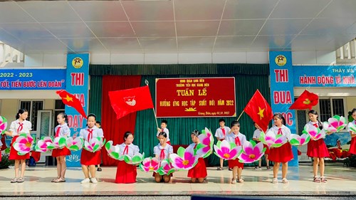 Trường Tiểu học Giang Biên tổ chức buổi sinh hoạt dưới cờ tuần 5 năm học 2022-2023 - Phát động tuần lễ   Hưởng ứng học tập suốt đời 