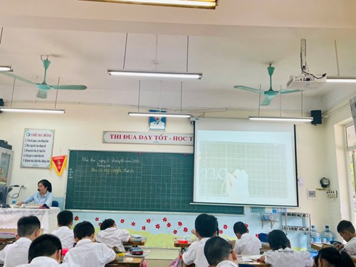 Ban Giám Hiệu trường Tiểu học Giang Biên dự giờ tiết Tiếng Việt tại lớp 1A4