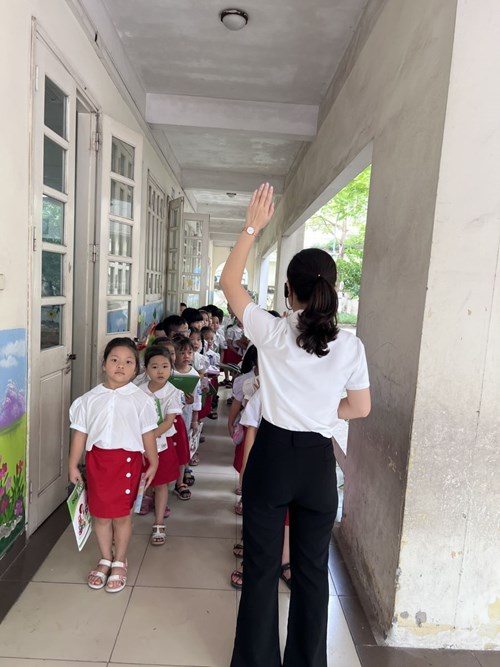 Trường Tiểu học Giang Biên đẩy mạnh giáo dục văn hoá xếp hàng trong nhà trường
