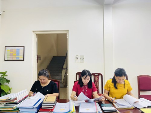Trường Tiểu học Giang Biên tổ chức kiểm tra hồ sơ chuyên môn tháng 9 của giáo viên và nhân viên trong nhà trường