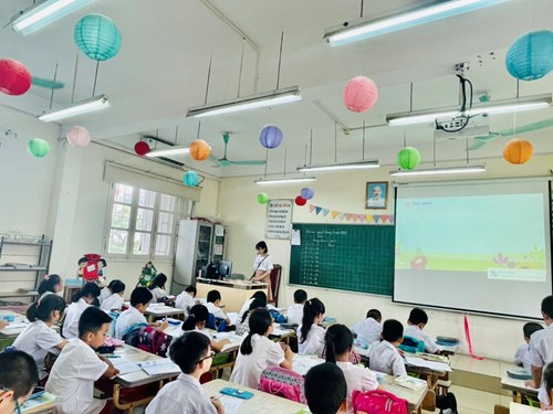 Ban Giám Hiệu trường Tiểu học Giang Biên dự giờ tiết Toán lớp 3A4