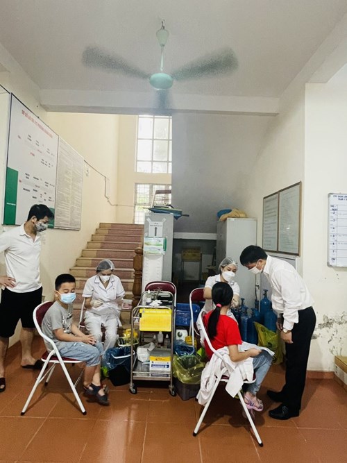 Trường Tiểu học Giang Biên phấn khởi trong ngày tiêm chủng vaccine COVID - 19
