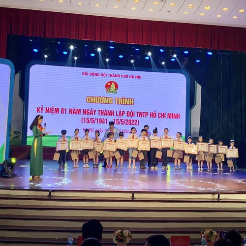 Bạn Nguyễn Thuý Hà - Lơp 5A1 vinh dự được dự lễ kỷ niệm 81 năm ngày thành lập Đội và nhận giải tranh xuất sắc cuộc thi  Hà Nội trong em  