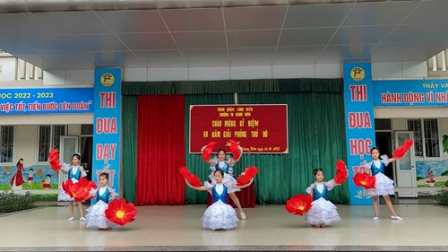 Các bạn nhỏ trường Tiểu học Giang Biên chào mừng kỷ niệm 68 năm Ngày Giải phóng Thủ Đô (10/10/1954 - 10/10/2022)