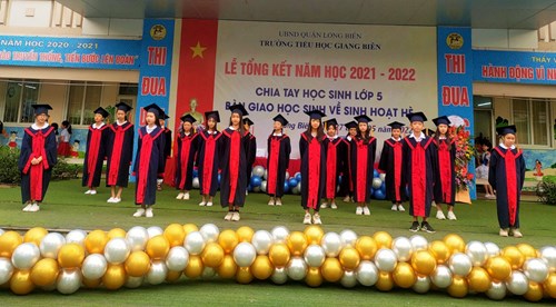 Trường Tiểu học Giang Biên tổ chức lễ bế giảng năm học 2021-2022 và chia tay học sinh lớp 5