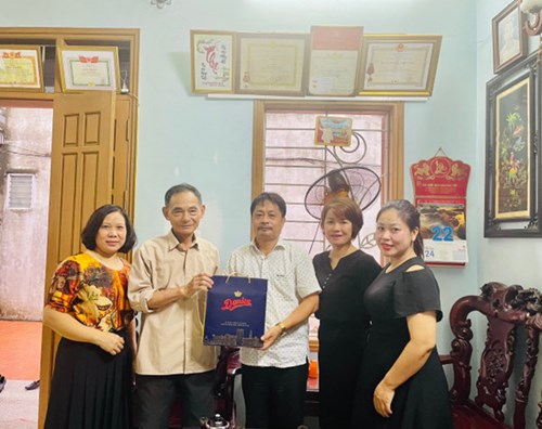  Trường Tiểu học Giang Biên thăm hỏi và tặng quà , động viên gia đình giáo viên có thân nhân là thương binh.