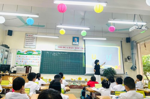 Ban giám hiệu trường Tiểu học Giang Biên dự chuyên đề Tiếng Việt lớp 1A2