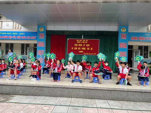 Các hoạt động kỷ niệm 68 năm ngày giải phóng thủ đô của trường Tiểu học Giang Biên