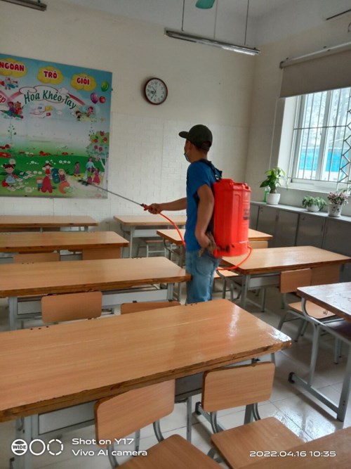Trường Tiểu học Giang Biên phun thuốc khử khuẩn