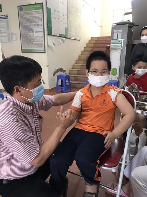 Trường Tiểu học Giang Biên tổ chức tiêm vắc xin phòng covid-19 