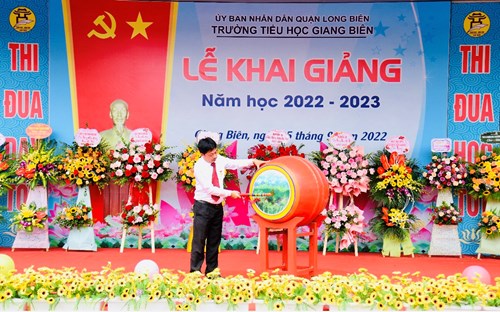 Thầy hiệu trưởng Nguyễn Văn Kỳ đánh trống khai giảng năm học mới 2022-2023