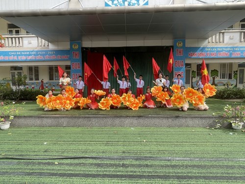 Khối 3 trường Tiểu học Giang Biên tham gia Liên hoan ca khúc măng non.
