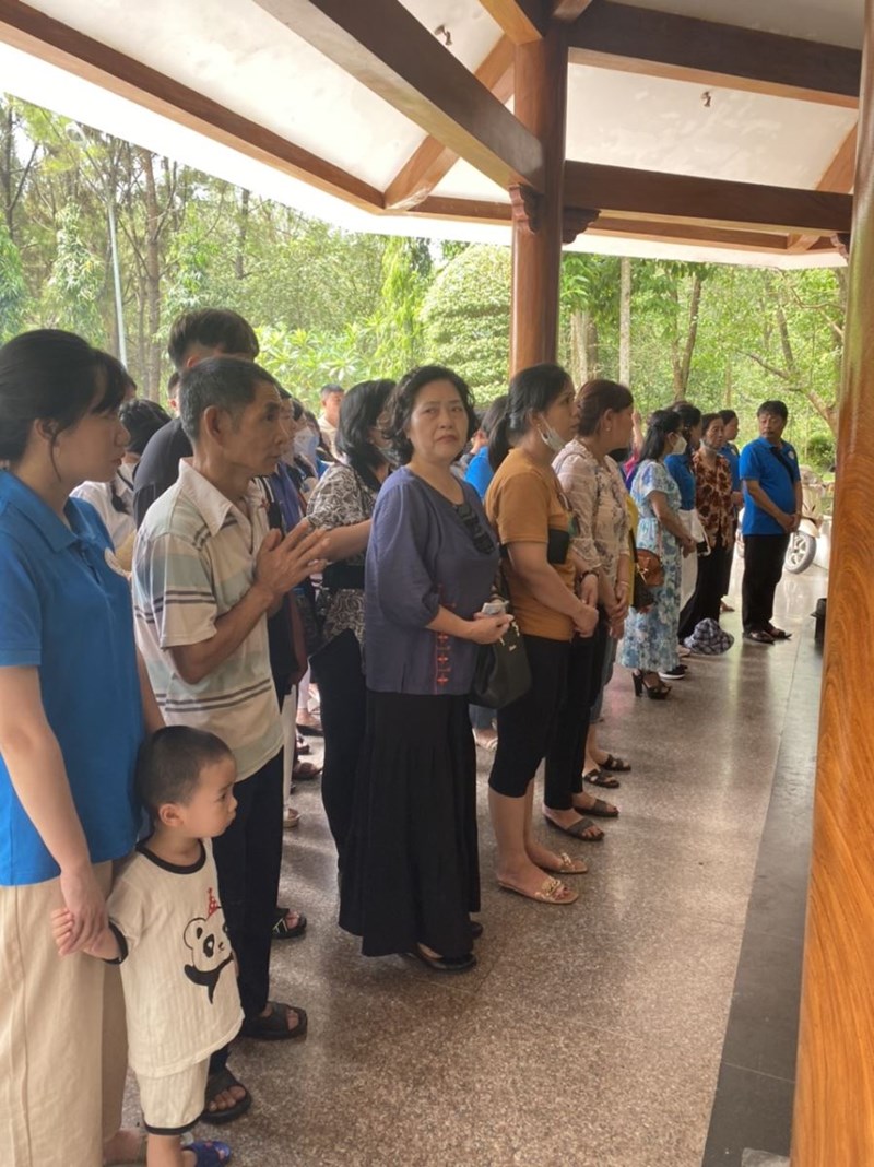 Ban giám hiệu cùng CBCNV Trường Tiểu học Giang Biên về thắp hương, tưởng niệm, tri ân các Anh hùng Liệt sỹ tại Khu di tích Ngã ba Đồng Lộc.