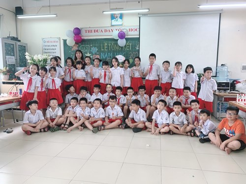 Lớp 3A2 Trường Tiểu học Giang Biên tổ chức tổng kết cuối năm học.