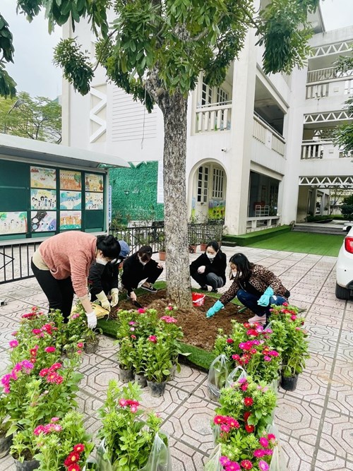 Trường tiểu học Giang Biên hưởng ứng phong trào trồng cây 