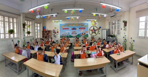 Chương trình uống sữa Milo miễn phí của trường Tiểu học Giang Biên