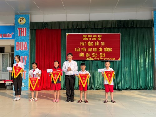 Sinh hoạt dưới cờ tuần 8 trường Tiểu học Giang Biên