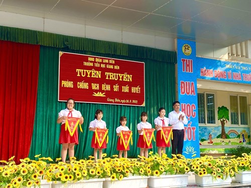 Sinh hoạt dưới cờ tuần 4 trường Tiểu học Giang Biên