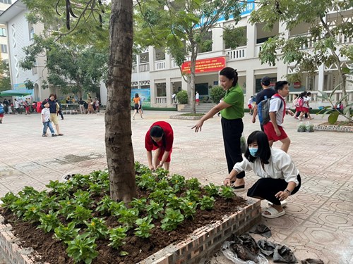 Trường Tiểu học Giang Biên hưởng ứng phong trào   Trường học xanh, sạch, đẹp .