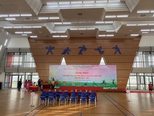 Trường Tiểu học Giang Biên tham gia cầu lông trong CBGVNV ngành GD&ĐT quận Long Biên năm học 2022-2023