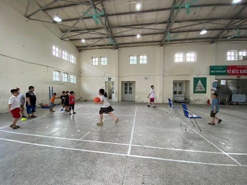 Trường Tiểu học Giang Biên mở CLB Bóng rổ hè cho các con học sinh tham gia nâng cao sức khỏe.