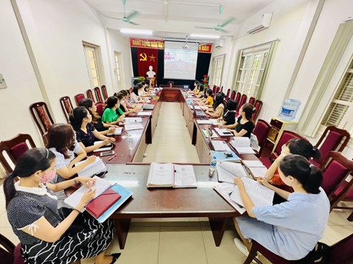 Cán bộ Giáo viên trường Tiểu học Giang Biên tham gia buổi chuyên đề Tập huấn sử dụng tài liệu điện tử về giáo dục an toàn  giao thông cấp tiểu học năm học 2022-2023.