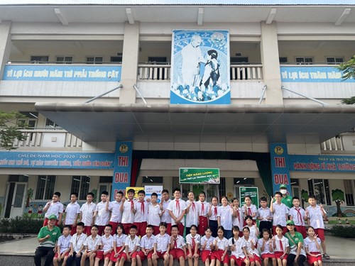 Các bạn nhỏ trường Tiểu học Giang Biên được phát sữa Nestlé Milo và tham gia nhiều trò chơi bổ ích của công ty sữa.. 