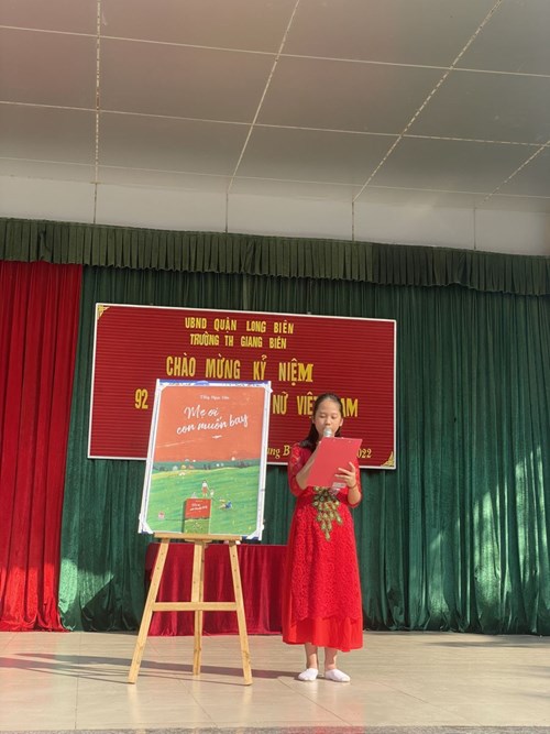 Các tiết mục văn nghệ trực tuần của học sinh khối 5 trường Tiểu học Giang Biên đầy ý nghĩa.