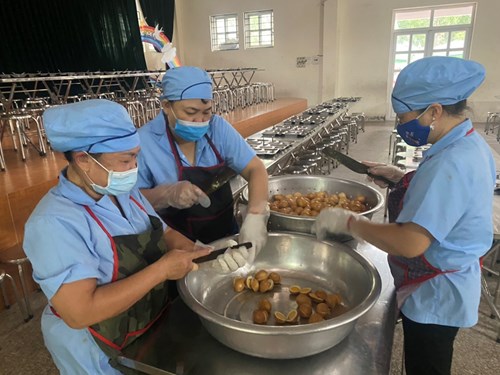 An toàn thực phẩm bán trú cho học sinh Trường Tiểu học Giang Biên