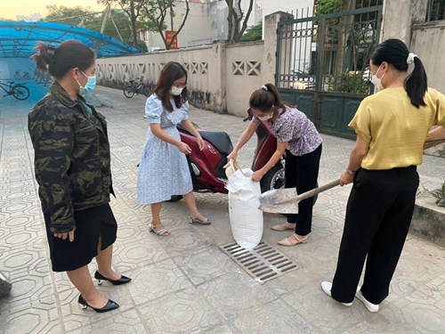 Trường Tiểu học Giang Biên loại bỏ nơi sinh sản và trú đậu của muỗi- diệt lăng quăng, bọ gậy.