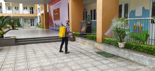 Trường Tiểu học Gia Quất thực hiện công tác tổng vệ sinh môi trường - diệt bọ gậy, diệt muỗi chủ động phòng, chống sốt xuất huyết.