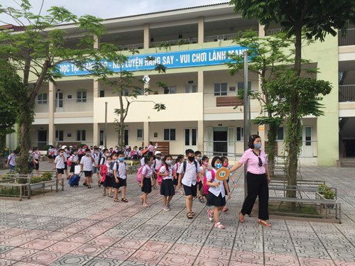 Học sinh trở lại trường sau kỳ nghỉ phòng, chống dịch Covid - 19