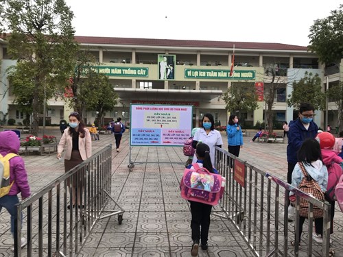 Trường Tiểu học Gia Thượng đón học sinh trở lại trường sau kỳ nghỉ Tết dài phòng, chống dịch Covid-19