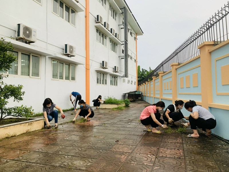 Chiến dịch tổng vệ sinh môi trường phòng chống dịch bệnh sốt xuất huyết tại Trường Tiểu học Gia Thượng