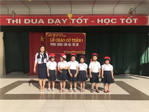  Công ty Honda - Việt Nam tặng mũ bảo hiểm cho học sinh khối 1, trường Tiểu học Gia Thượng