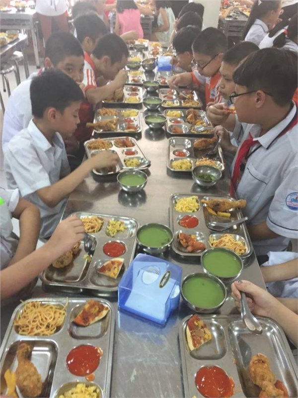Trường tiểu học gia thượng tổ chức buffet cuối năm cho học sinh