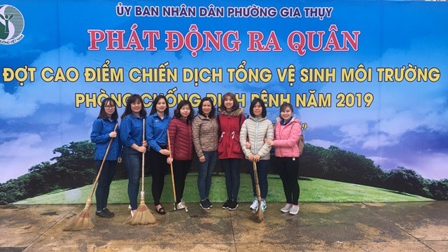 Giáo viên trường TH Gia Thụy tham gia tổng vệ sinh bảo vệ mội trường