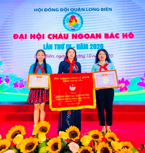 Trường TH Gia Thụy nhận cờ liên đội xuất sắc khối tiểu học của HĐĐ thành phố Hà Nội